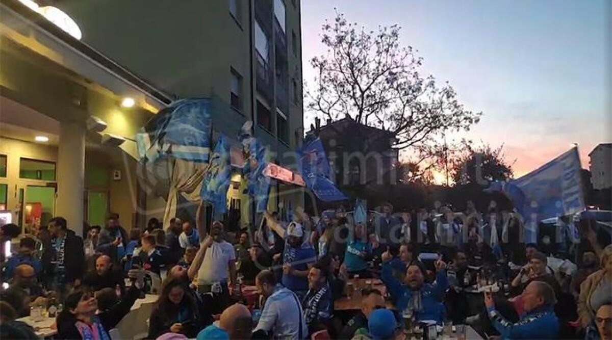 Festa scudetto, l'onda azzurra travolge anche Rimini: gioia per centinaia di tifosi napoletani - Tifosi napoletani in festa al bar Tartughino di Viserba
