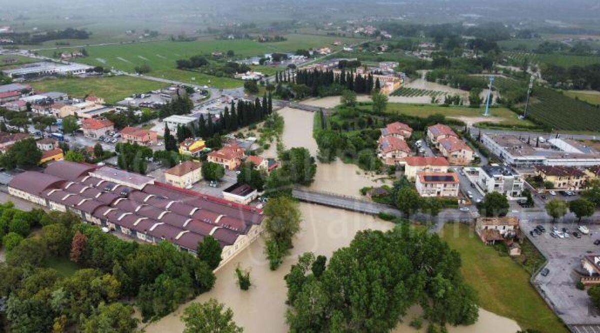 Maltempo: a Santarcangelo chiusa la via Emilia in zona cimitero - Il fiume Uso - nella gallery il ponte di via Costa - foto Matteo Osanna