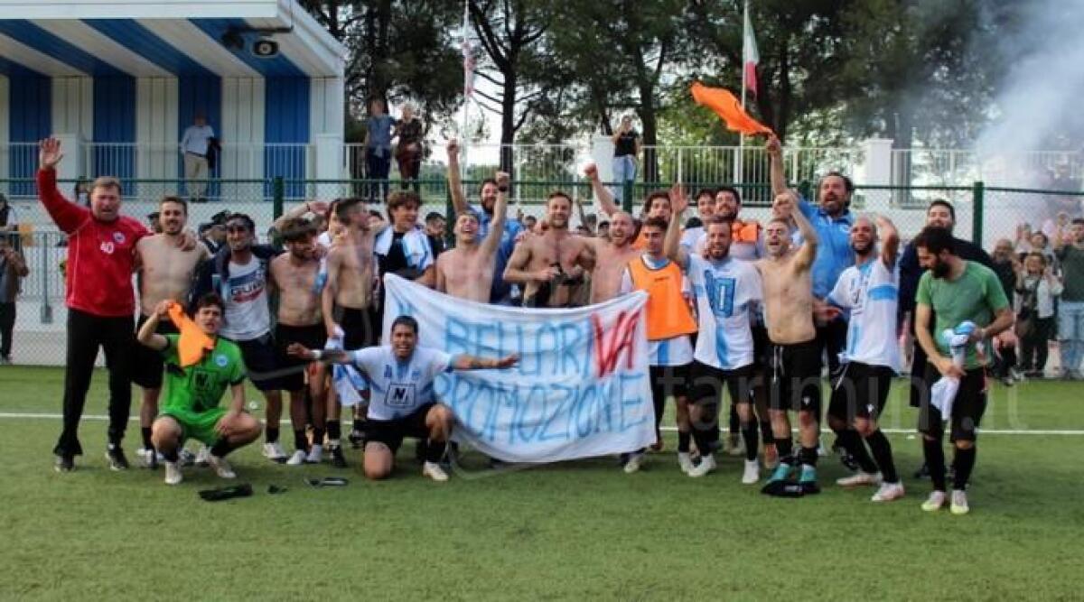 Calcio, il Bellariva in Promozione. Mister Morolli: 'Abbiamo realizzato qualcosa di speciale' - Il Bellariva esulta a fine partita. A destra con la divisa blu mister Denis Morolli