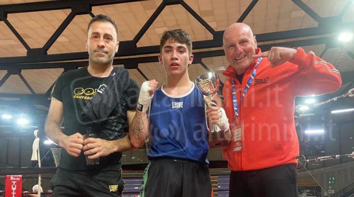 Pareggio emozionante nel Memorial Oreste Biagini: successi e sfide per i pugili di Santarcangelo - Nella foto con il.pugile Massart Noah il maestro Tiziano Scarpellini e l'aspirante tecnico Roberto Paradiso