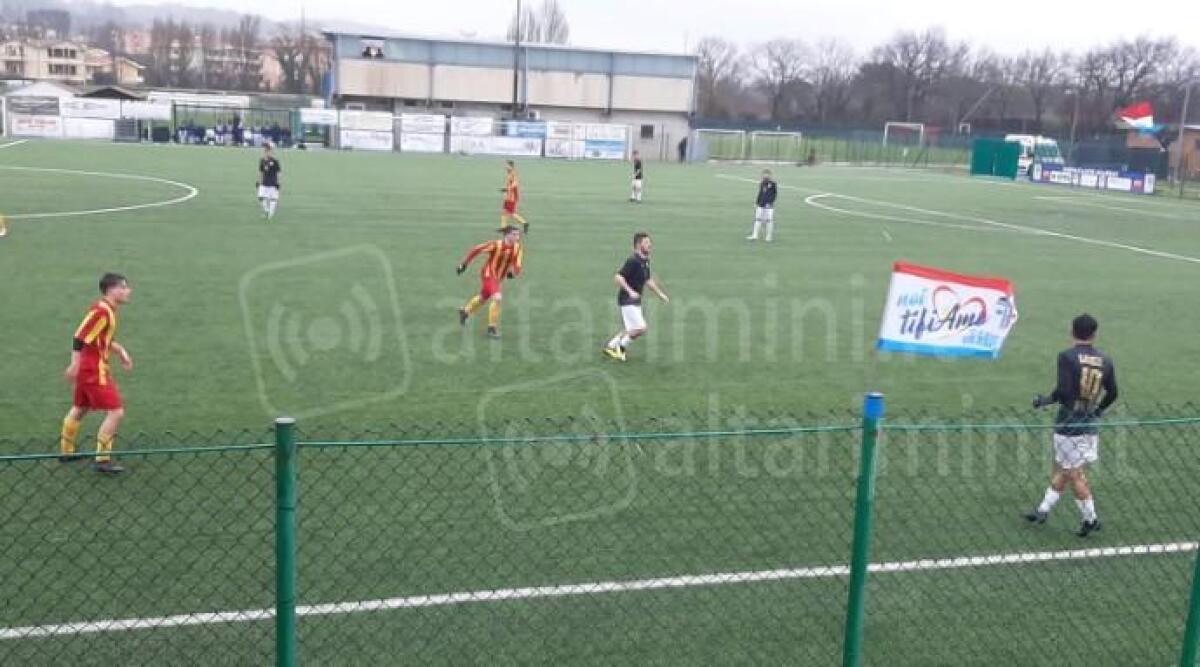 Calcio Promozione, Gabicce Gradara (quarto) nella tana dei Portuali (terzo) - Tommaso Domini (al centro in maglia nera) in azione