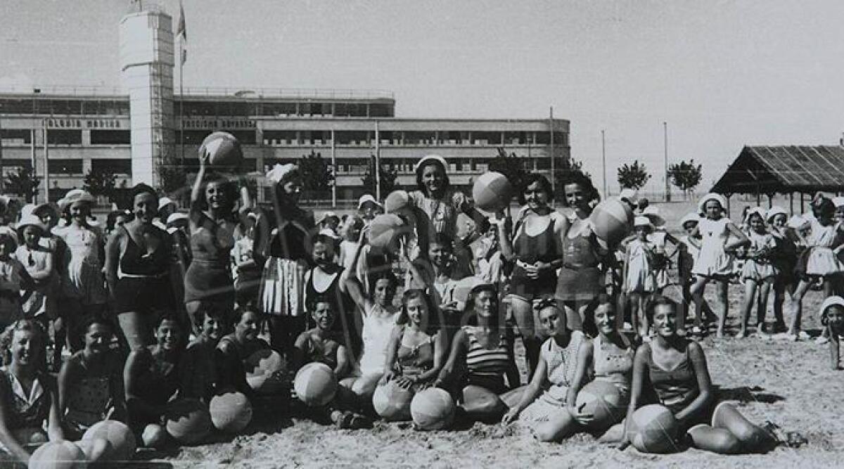 Nuova vita alle ex Colonie: a Rimini si ragiona uniti sul futuro delle decadenti strutture - Foto d'epoca delle colonie dell'archivio fotografico della Biblioteca Gambalunga