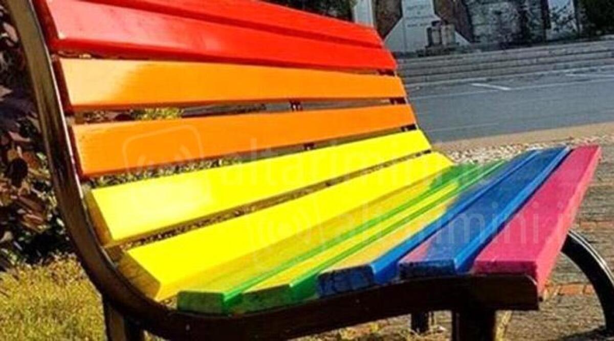 San Giovanni, una panchina arcobaleno nel giardino della biblioteca - Panchina arcobaleno REPERTORIO