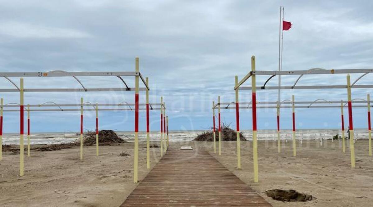 Tanta solidarietà per aiutare Riccione, la sindaca: 'Grazie a tutti' - Spiaggia di Riccione dopo l'alluvione