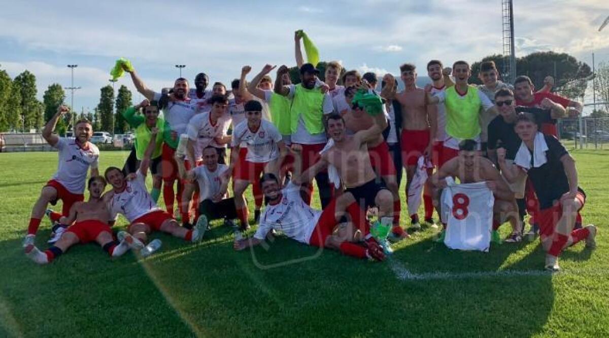 Calcio Seconda, Rimini United-Ubersetto la finale regionale: chi vince sale in Prima - Il Rimini United esulta dopo la vittoria nella finale playoff contro il San Bartolo Gabicce