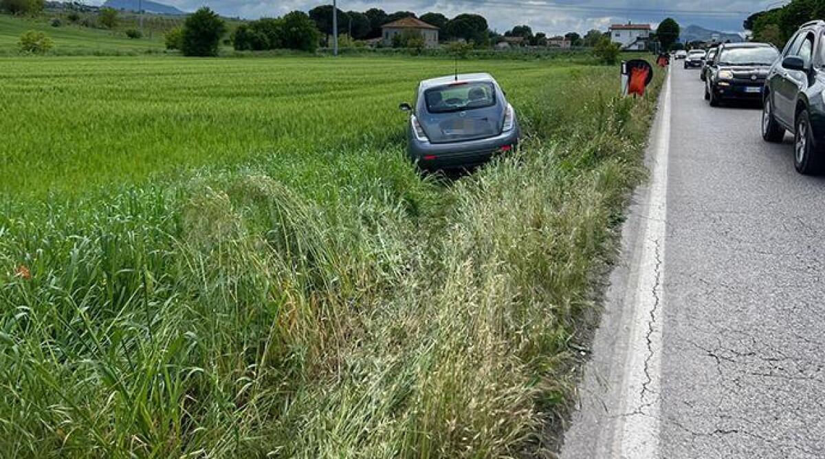 Automobilista sviene alla guida e finisce fuori strada, tragedia sfiorata sulla Marecchiese - L'auto finita fuori strada