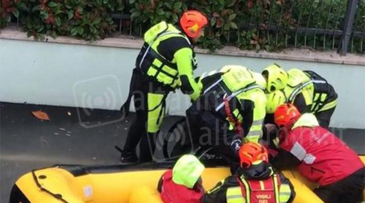 Maltempo: a Riccione due persone salvate dall'annegamento con i gommoni - Pompieri in azione a Riccione con il gommone