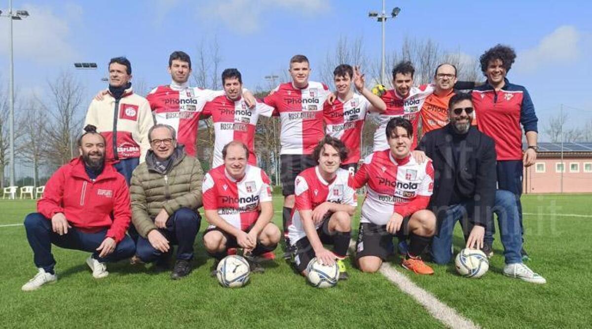 Calcio inclusivo: Samba Rimini atteso dall'ultima di campionato - L'assessore Gianfreda posa con la squadra del Samba Rimini