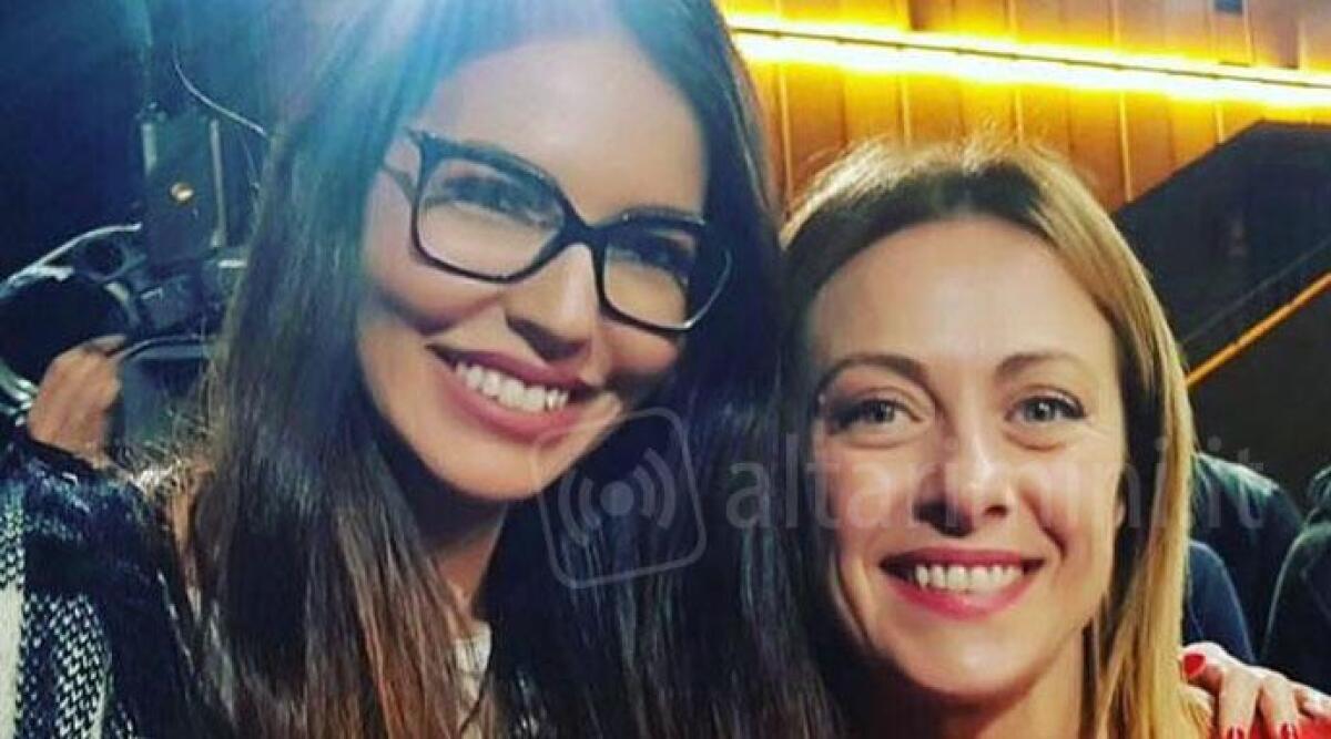 Riccione, Beatriz Colombo lascia la carica di consigliere comunale - Beatriz Colombo in un selfie con Giorgia Meloni
