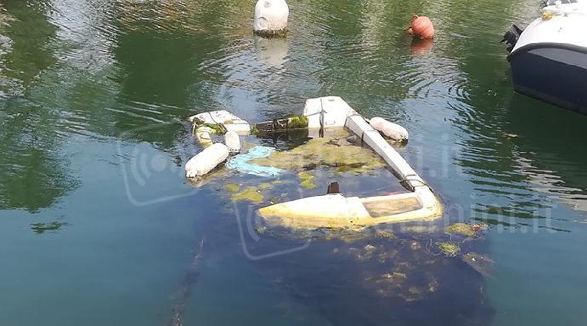 Barca semi affondata vicino al Ponte di Tiberio a Rimini - Foto di un nostro lettore