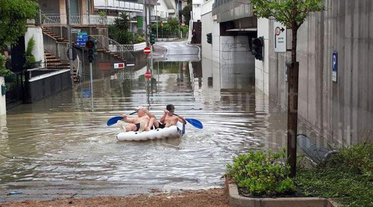 Riccione 'flagellata' dal maltempo e c'&egrave; chi va con il materassino nel sottopasso allegato - Foto ANSA