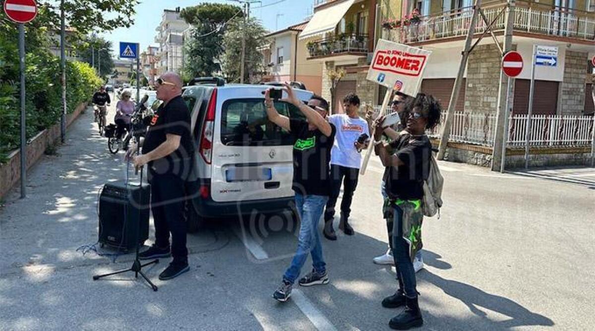 Musica e balli all'esterno del liceo Einstein, Carabinieri bloccano il flashmob - Il flash mob