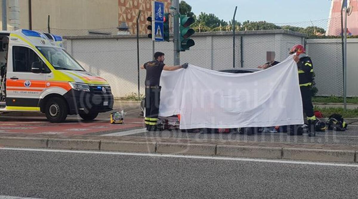 Malore alla guida, accosta e il cuore smette di battere: intervento d'emergenza - L'equipe medica durante la rianimazione cardiopolmonare