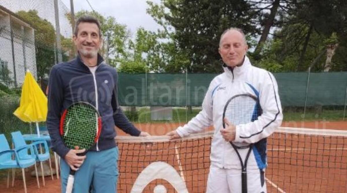 Tennis, al Ct Venustas Andrea Torri &egrave; il primo finalista del torneo - Da sinistra Torri e D'Iorio prima del match
