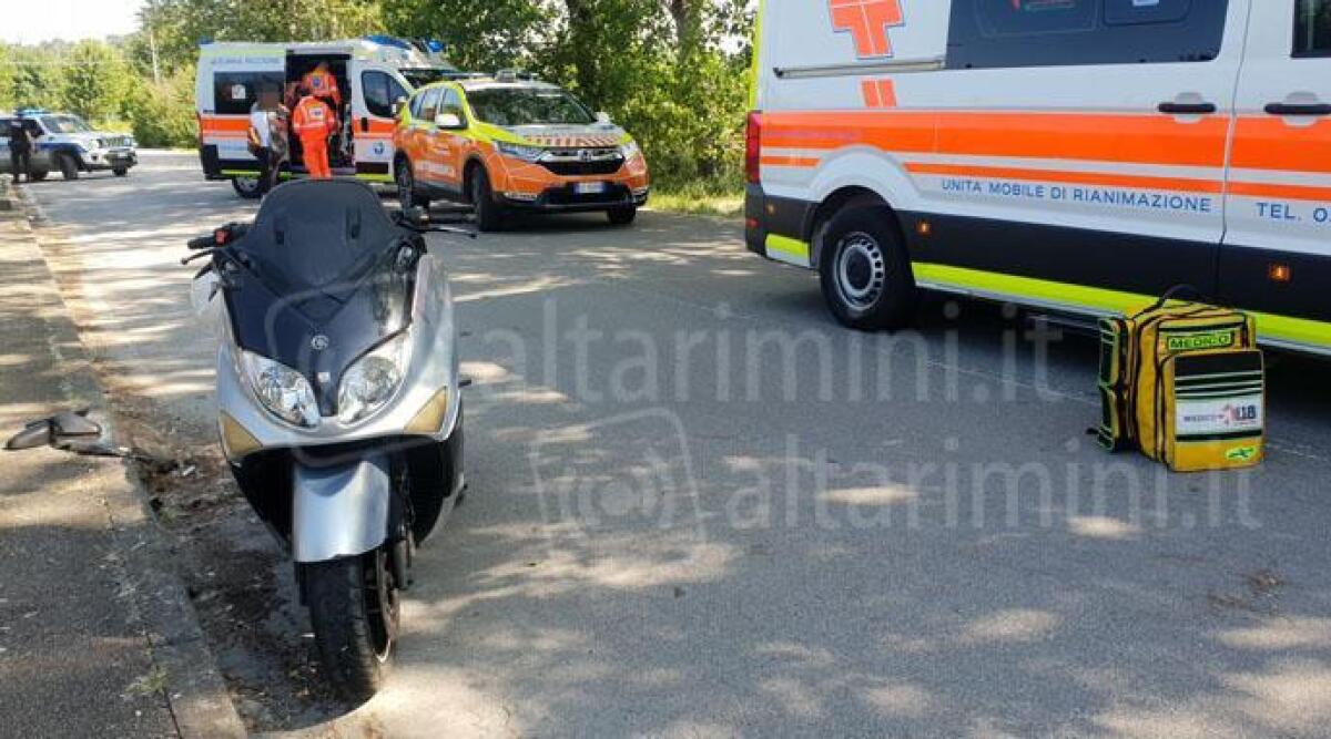 Perde il controllo dello scooter e viene disarcionato dalla sella assieme alla moglie - Lo scooter delle due persone ferite e nella prima foto della gallery il punto dell'incidente