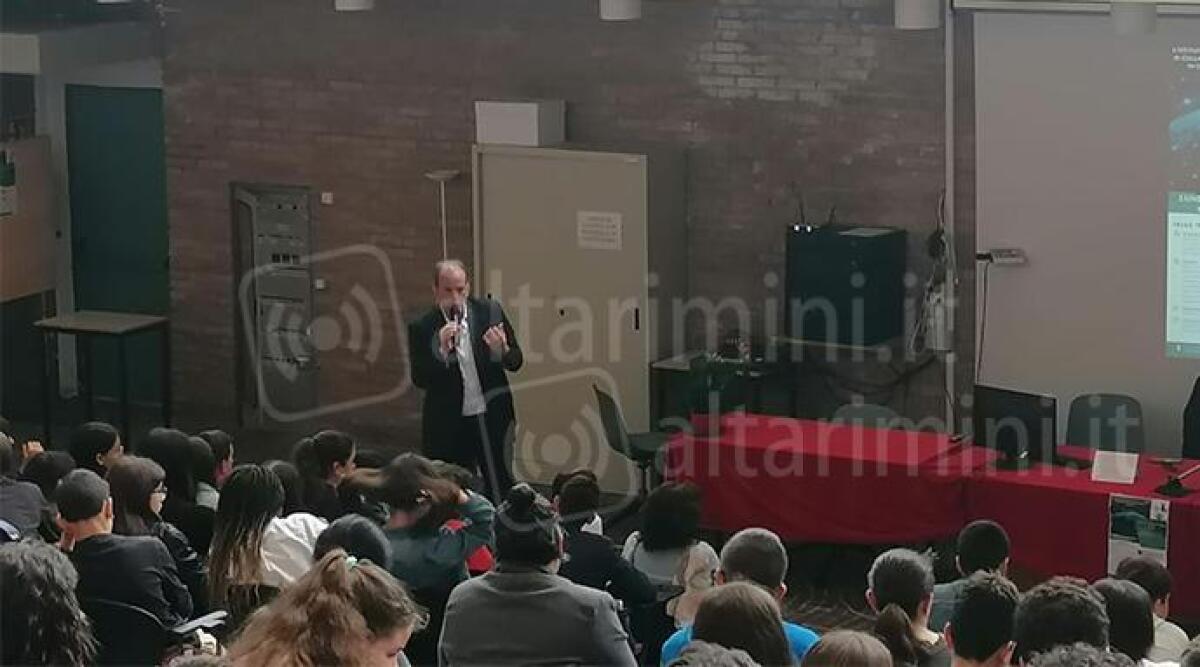 Novafeltria, l'impegno dell'Ic Angelo Battelli contro il cyberbullismo: incontro con l'avvocato La Scala - L'avvocato la Scala a Novafeltria