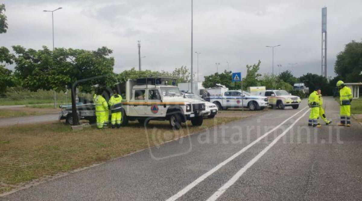 Maltempo, a Riccione 40 unit&agrave; di Protezione Civile - La Protezione Civile in piazzale del Delfino