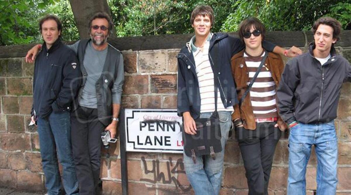 Noi, i Rangzen: a 25 anni dal debutto il mito dei Beatles rivive al Teatro degli Atti - I Rangzen a Liverpool nella mitica Penny Lane