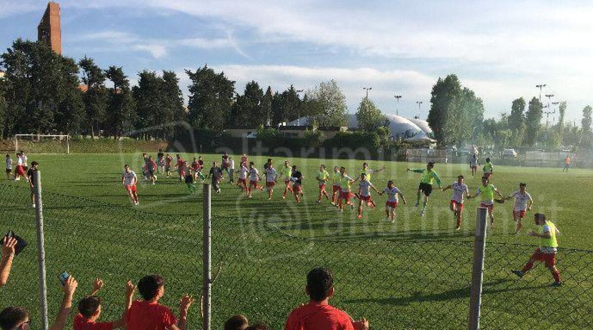 Calcio Seconda, al Rimini United la finale playoff: 3-2 contro il San Bartolo - La festa del Rimini United a fine partita