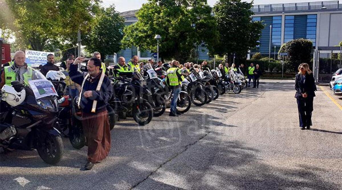 Rimini, officiato il rito della benedizione delle moto della Polizia - Un momento della benedizione