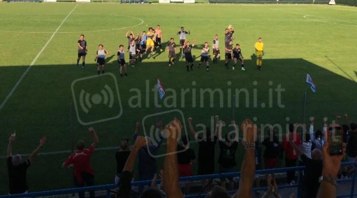 Calcio Promozione, hurrà Gabicce Gradara: battuto l'Urbania 2-1, si vai ai playoff (quarto posto) - Il Gabicce Gradara esulta a fine partita