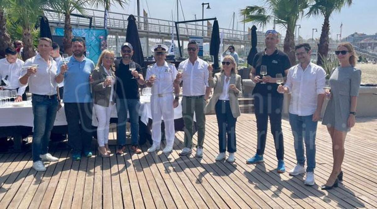 Oltre 600 nuotatori da 32 nazioni: a Cattolica è spettacolo Oceanman -