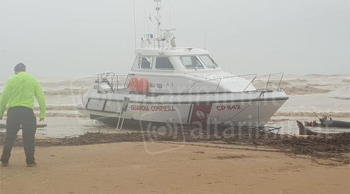 Motovedetta in mare per soccorrere surfista, ma va in avaria e si 'spiaggia' sulla battigia - La motovedetta in avaria