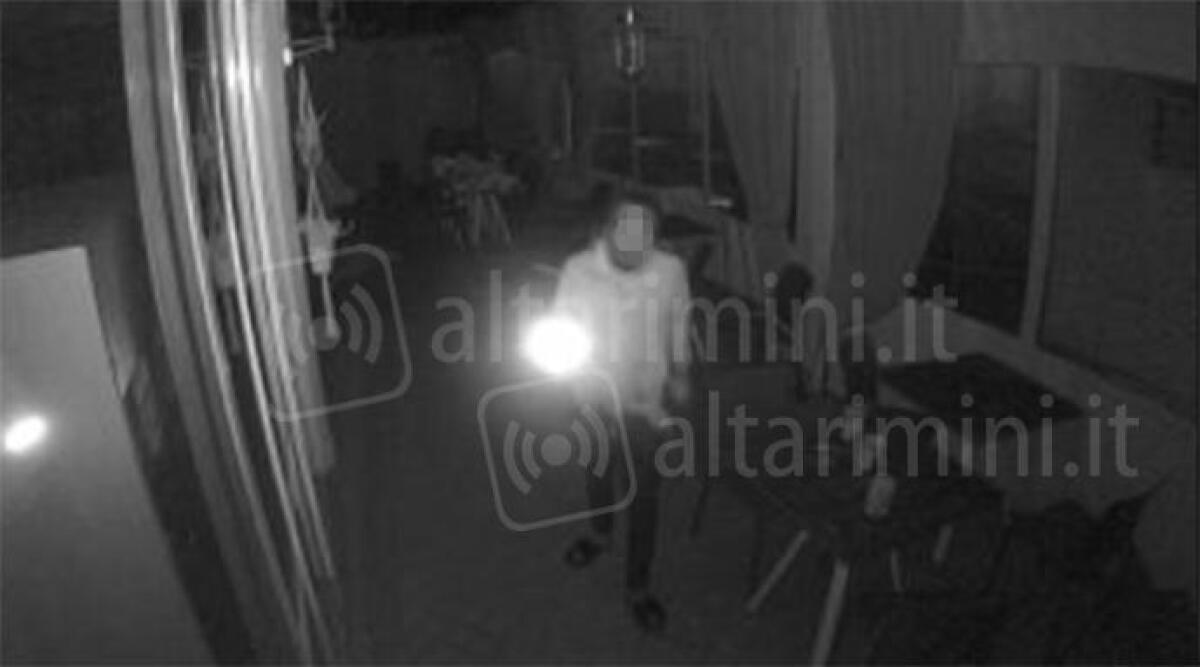 Intruso arrestato nel ristorante Basilico presso il&nbsp;Bagno 48 a Rimini - Il ladro ripreso dalle telecamere di sicurezza