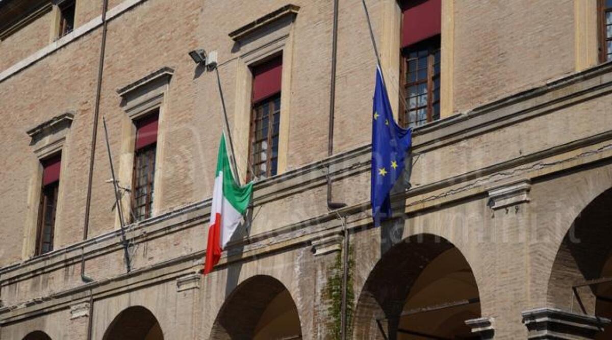 Rimini, bandiere a mezz'asta in Comune per le vittime dell'alluvione - Palazzo Garampi