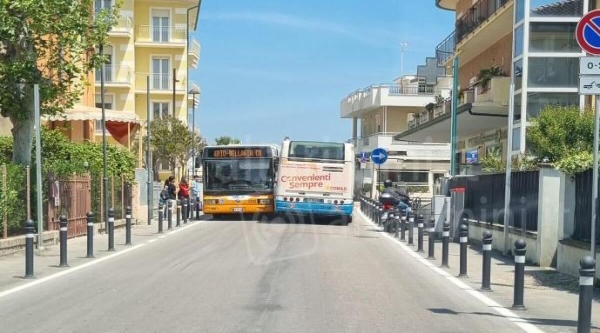 Viserba: i cittadini non apprezzano la nuova viabilità. La segnalazione - Due bus incastrati in strada
