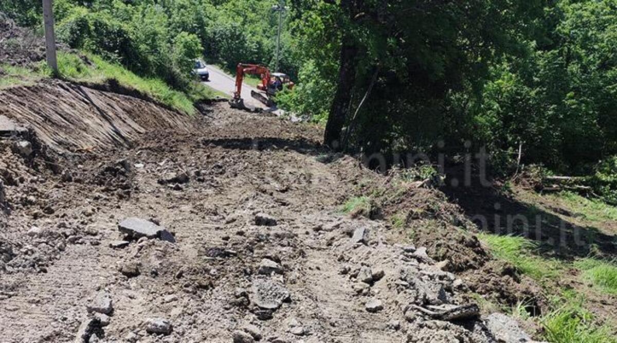 Un gioiello abbandonato e in ginocchio: la frana di Fragheto &egrave; un colpo durissimo per il borgo - Lavori in corso sulla strada franata di Villa di Fragheto