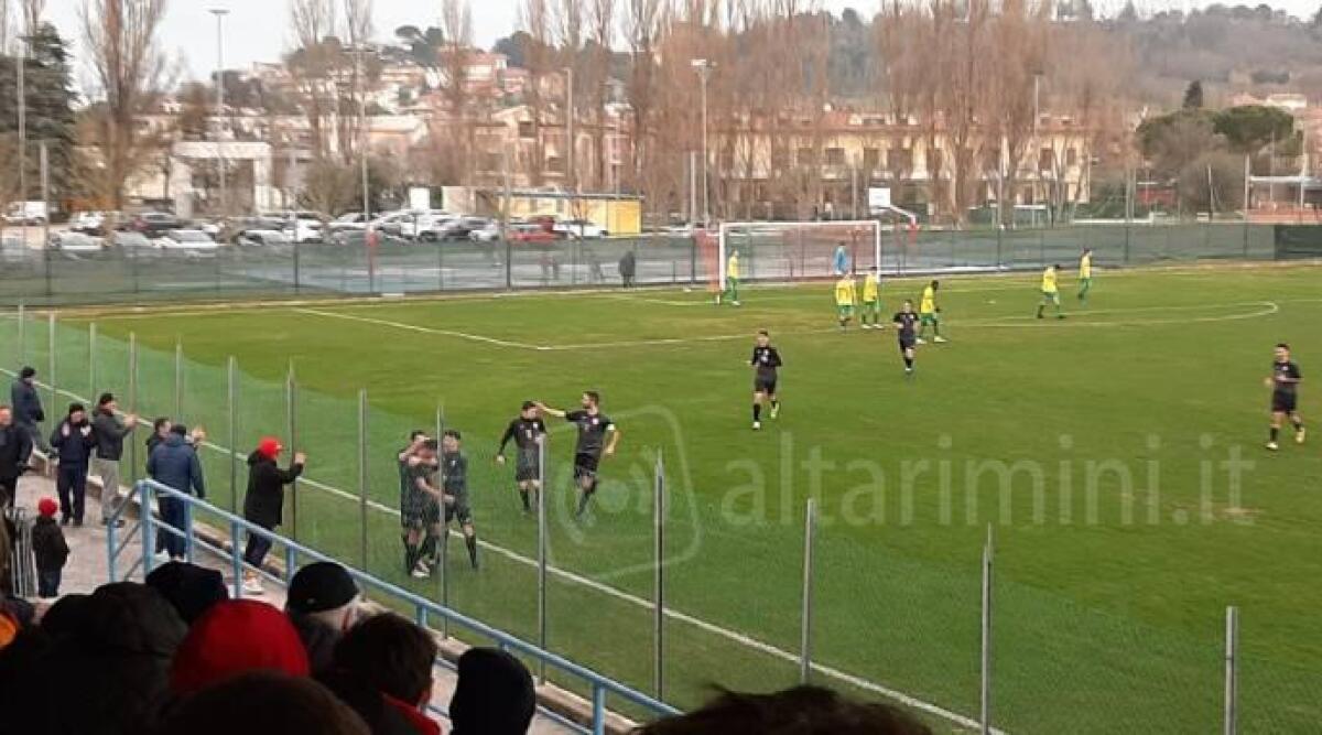 Calcio Promozione, per il Gabicce Gradara delicata trasferta a Marzocca - L'esultanza del Gabicce Gradara dopo il gol di Ulloa