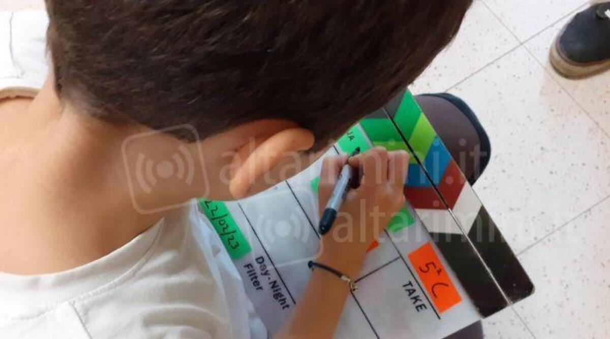 Cineasti in erba: i cortometraggi degli alunni delle primarie di Cattolica - Cineasta "in erba" al lavoro