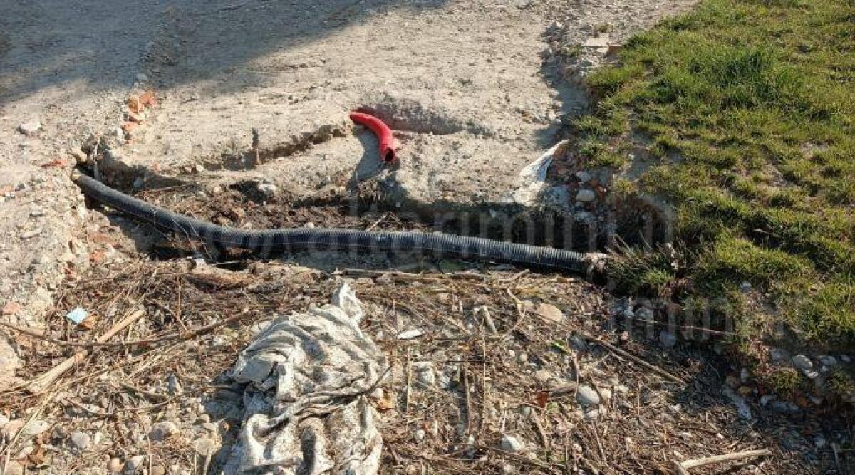 Tubi scoperti nell'invaso del Ponte di Tiberio a Rimini. La segnalazione - I tubi all'esterno del terreno
