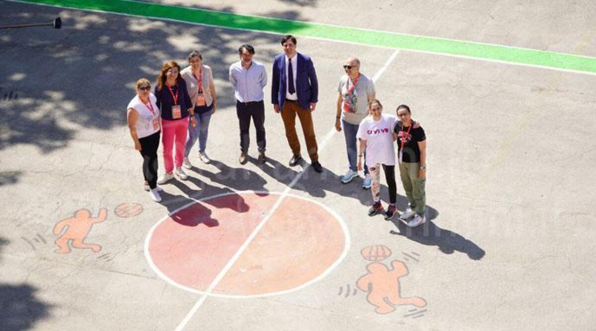 Rimini, cittadini abbelliscono il campo da basket della scuola Toti - 