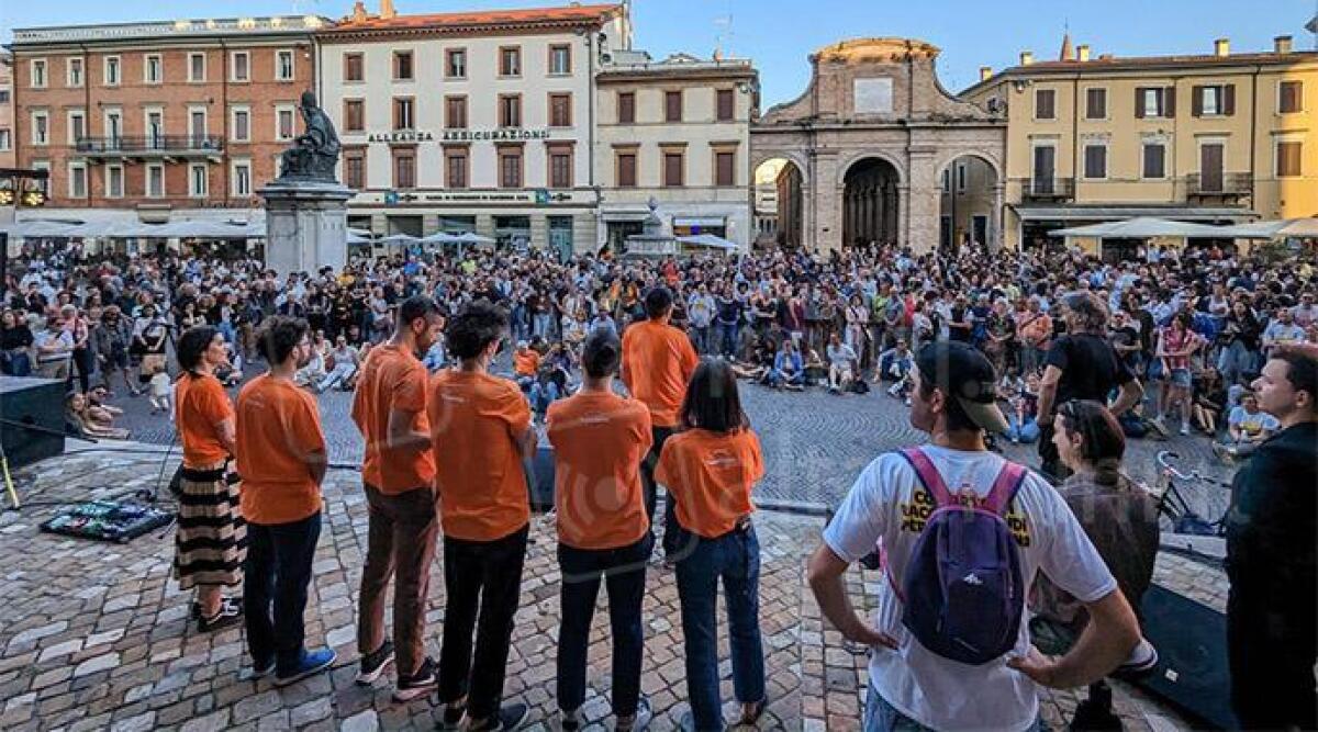 Rimini, grande risposta al concerto per le popolazioni alluvionate. Piazza Cavour gremita - I volontari del Team Bota sul palco PH ELISA DRUDI