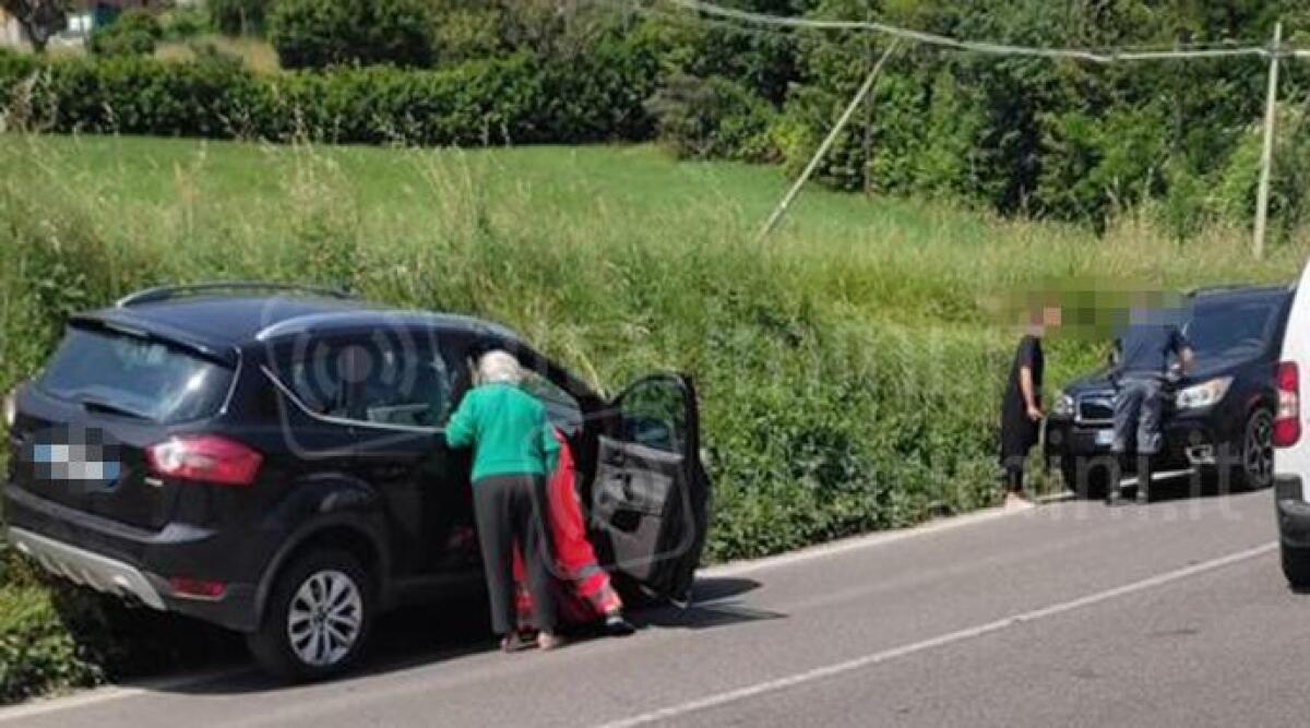 Novafeltria, sviene al volante sulla Marecchiese e finisce nella scarpata - L'auto uscita di strada sulla Marecchiese