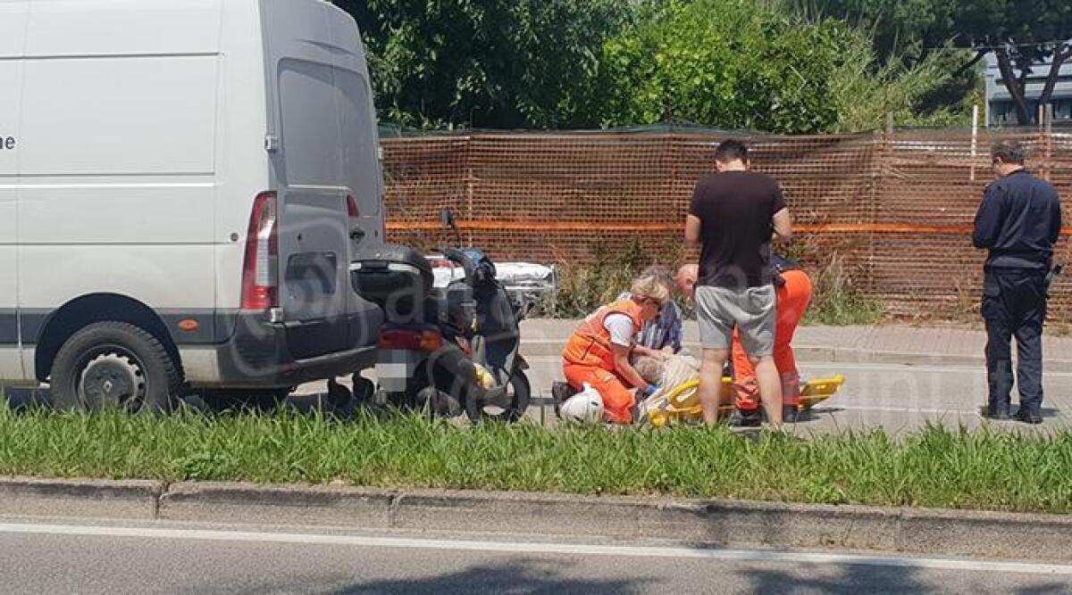 Incidente stradale a Rimini: conducente di uno scooter ferita in seguito allo scontro con un furgone - Il luogo dell'incidente