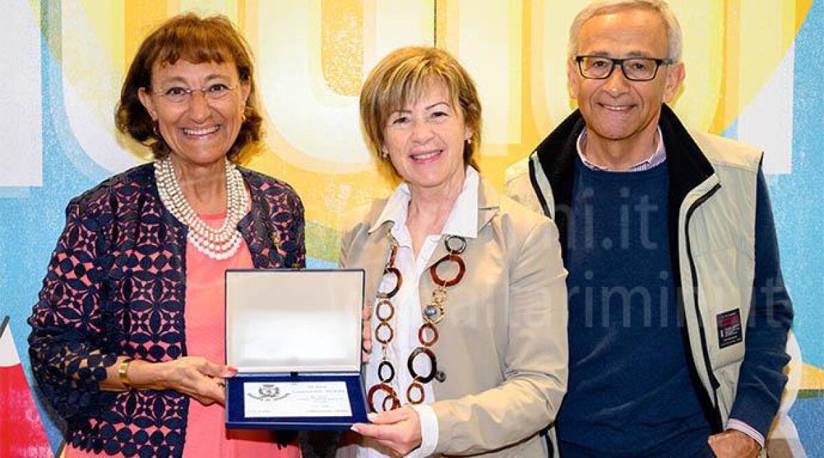 Da quando è nata trascorre le vacanze a Riccione: 65 anni di fedeltà alla Perla Verde - Annapaola Turri premiata dalla sindaca di Riccione
