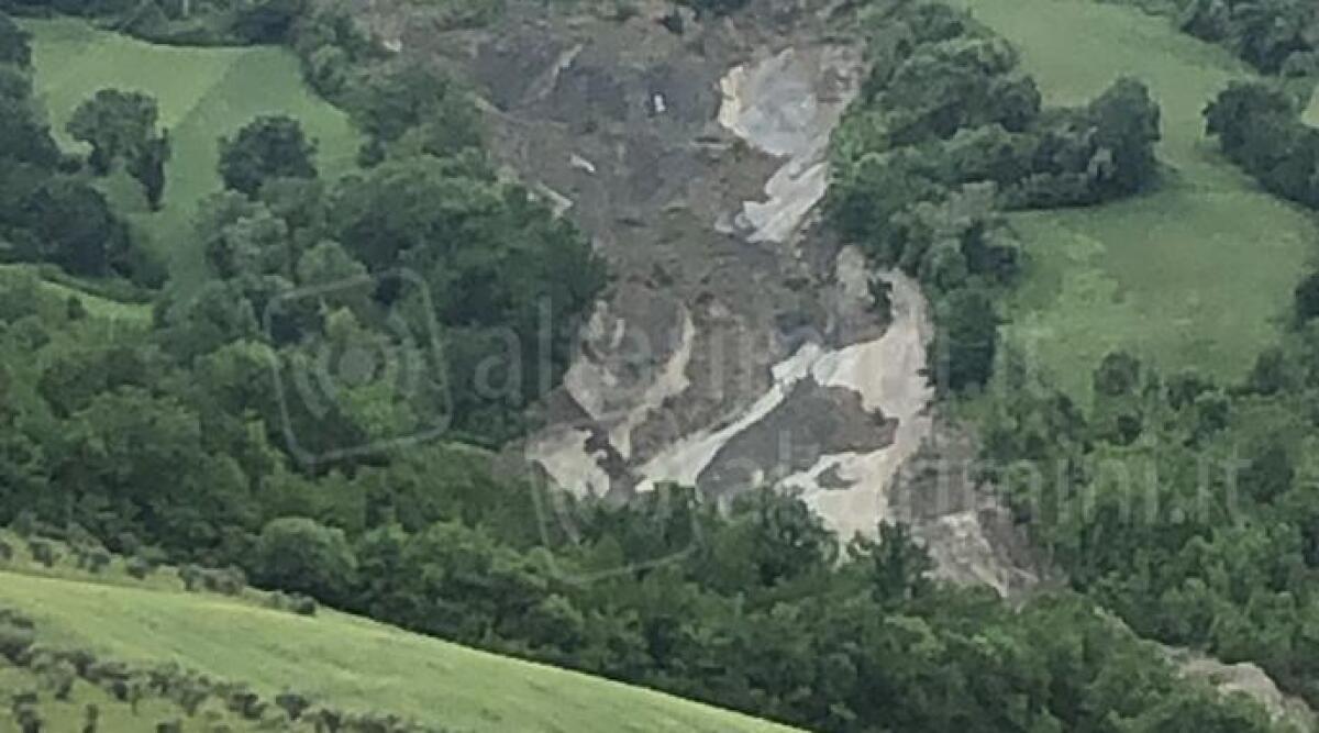 Verucchio: grossa frana dal Ventoso a 'Bruciato', al momento nessun evacuato - Frana Ventoso