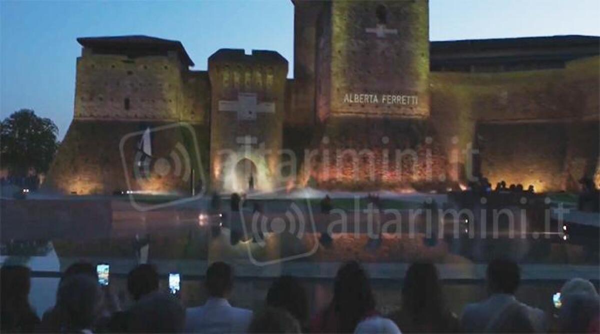 Moda e cinema: Alberta Ferretti celebra Rimini e Federico Fellini nella sua collezione Resort 2024 - Castel Sismondo