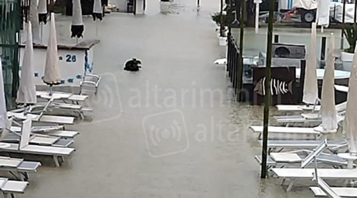 Maltempo: a Rimini idro pompe per liberare gli stabilimenti balneari allagati - Il bagno 26 durante il nubifragio di martedì