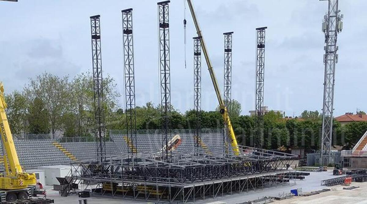 Rimini pronta ad accogliere Vasco Rossi: lo stadio Romeo Neri si trasforma in un palco gigante - 