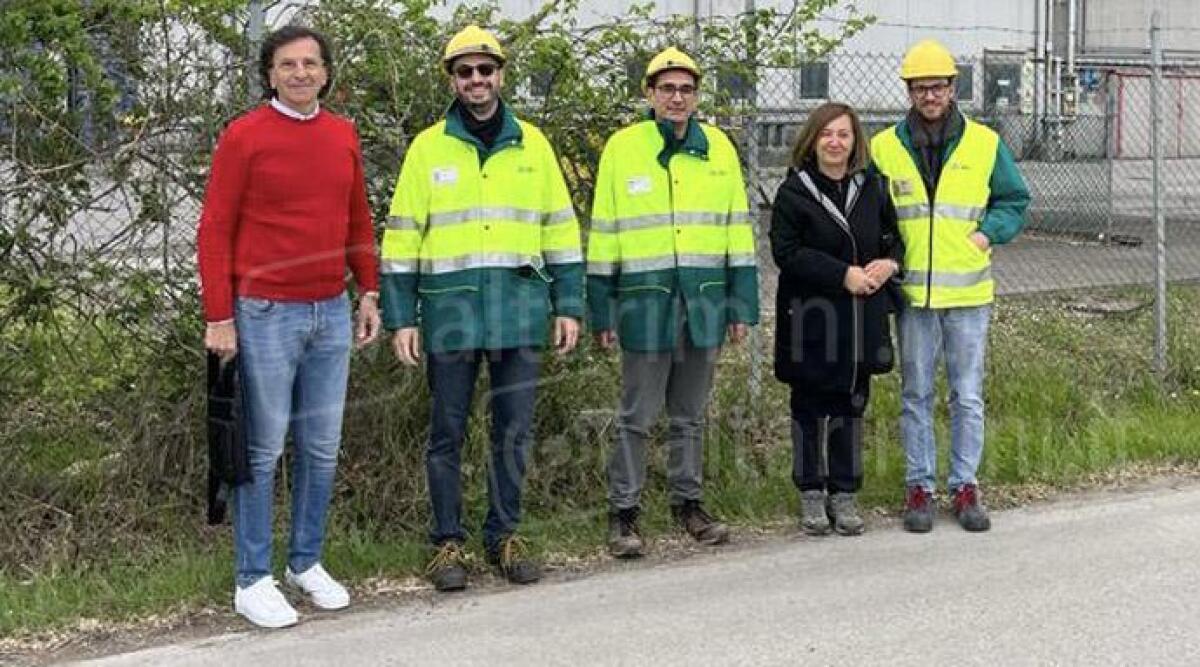 Inceneritore, Comune di Coriano chiede più verde per schermare l'impianto - Il sindaco Gianluca Ugolini e l’ass. Anna Pazzaglia con i tecnici di Hera