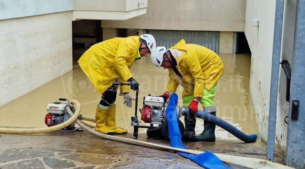 Riccione, il lento ritorno alla normalit&agrave;: circa 160 interventi, tante case invase da fango - Interventi a Riccione per il maltempo
