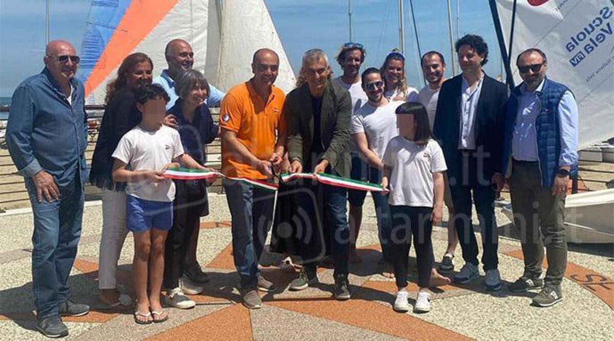 Torre Pedrera, inaugurata la piazzetta del circolo velico dopo i lavori di riqualificazione - Il taglio del nastro