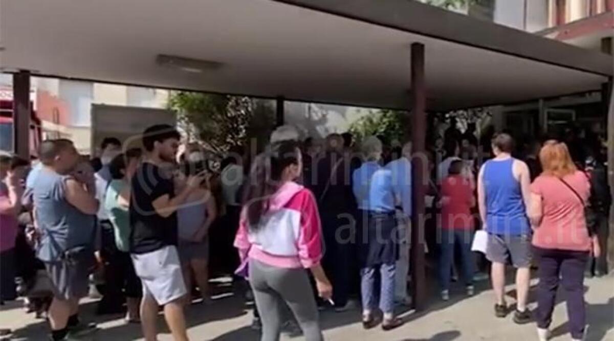 La lotta contro l'alluvione continua con vaccinazioni e ordinanze - Persone in fila alla Casa della Salute