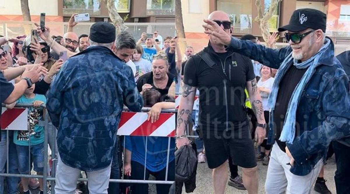Vasco Rossi a Rimini, bagno di folla tra i fan. Aperti due Infopoint - Bagno di folla dei fan per Vasco Rossi