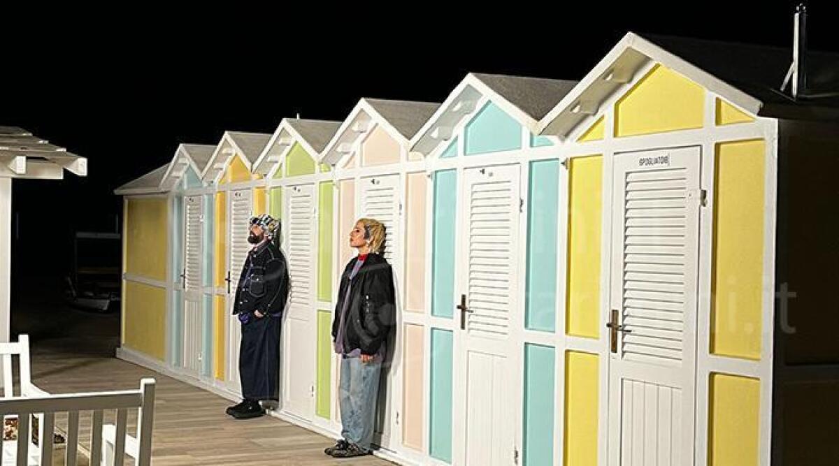 Non c'è tormentone senza Riccione: i Coma Cose in città per girare il nuovo videoclip - Coma_cose durante le riprese del videoclip girato al bagno 64 di Riccione
