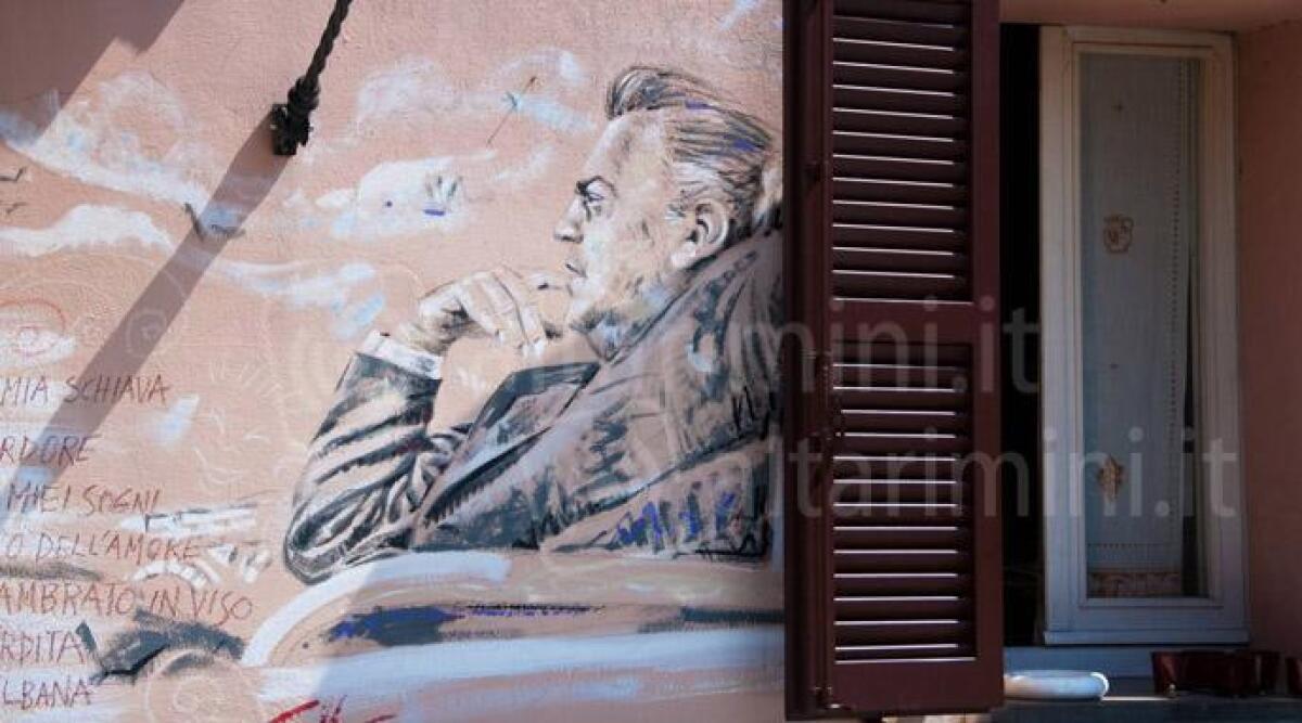 Trekking dedicato ad Amarcord e passeggiate nella Rimini balneare: le visite guidate per vivere la città - Murale dedicato a Fellini